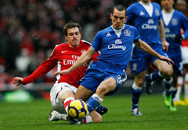 奠定坚实的 奠定坚实的